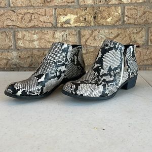 Size 7 memory foam ankle booties.